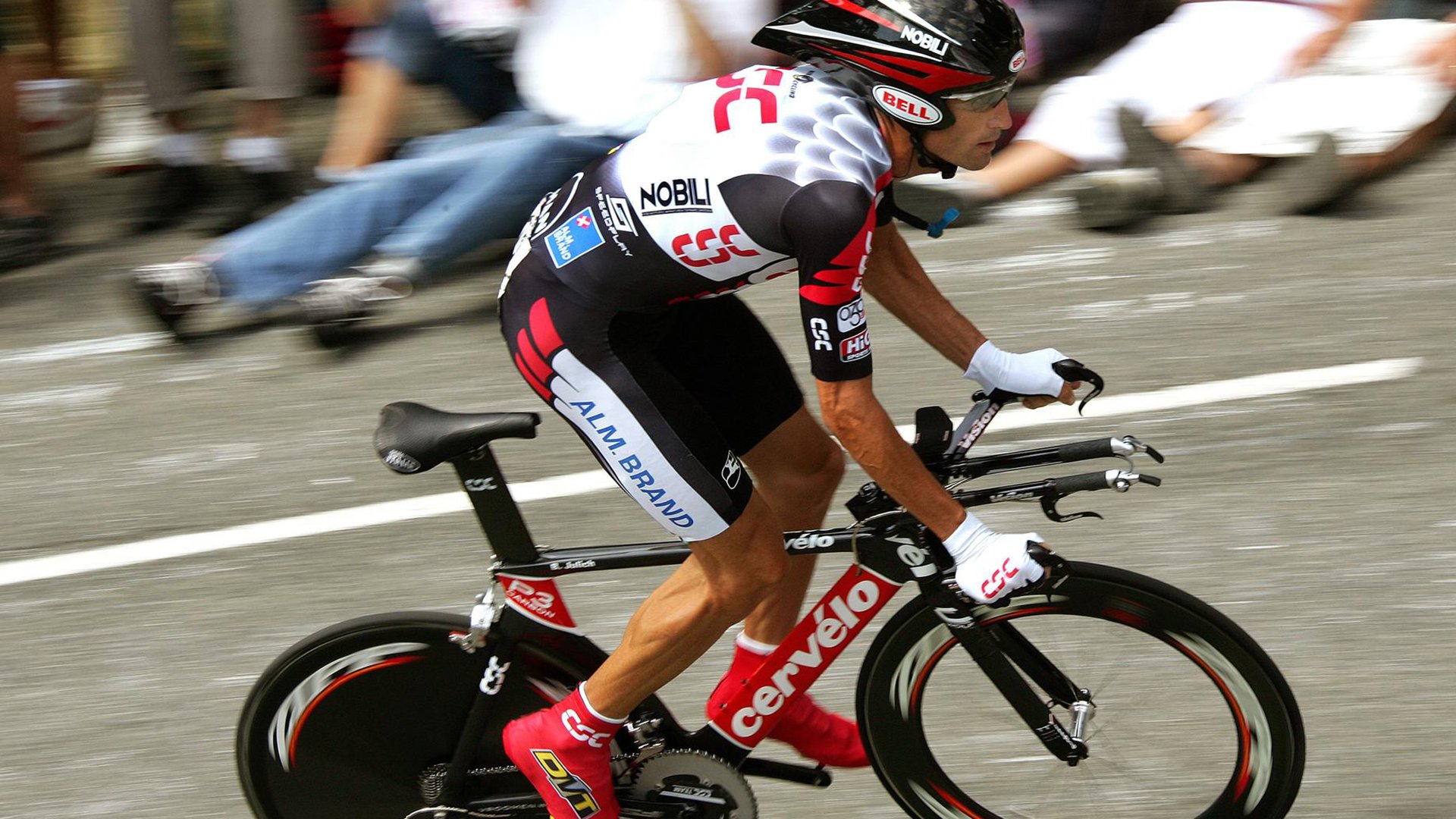 乒乓球赛事现场气氛热烈